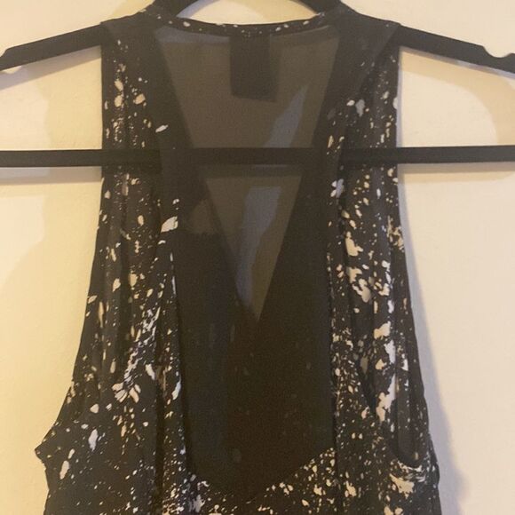 Vera Moda Jeans, Sleeveless Black & White Blouse w/Snaps Down the Front - Picture 7 of 9